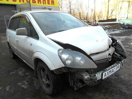 Автомобиль Opel Zafira после аварии